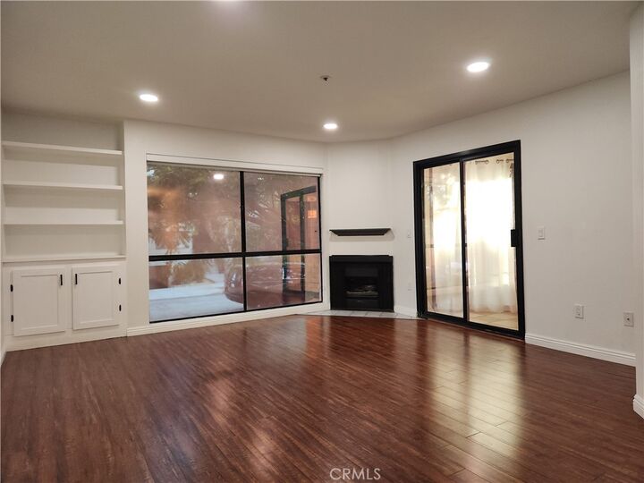 Property Photo: 413 Hawthorne 102 CA 91204