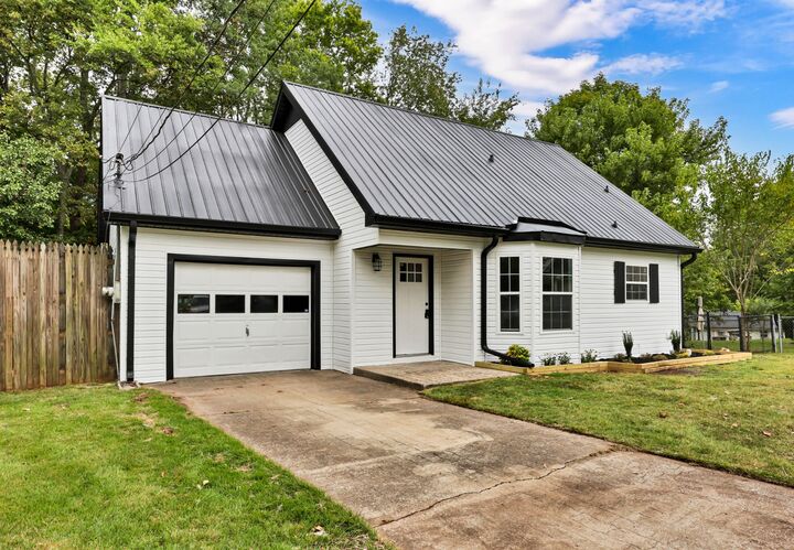 Property Photo: 1588 Barrett Dr TN 37043