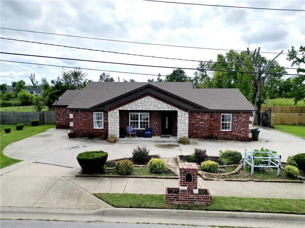 Property Photo:  1610 W Olive Street  AR 72756 