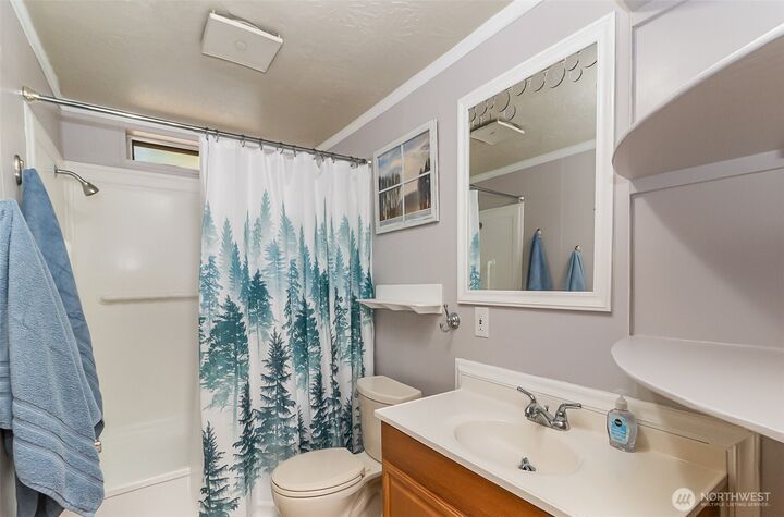 Property Photo: 415 Lakeview Road K4 WA 98087