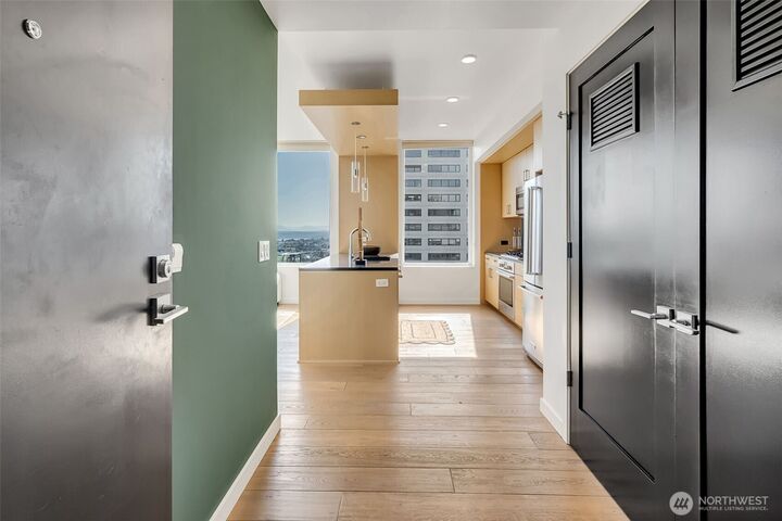 Property Photo:  1321  Seneca Street 2103  WA 98101 