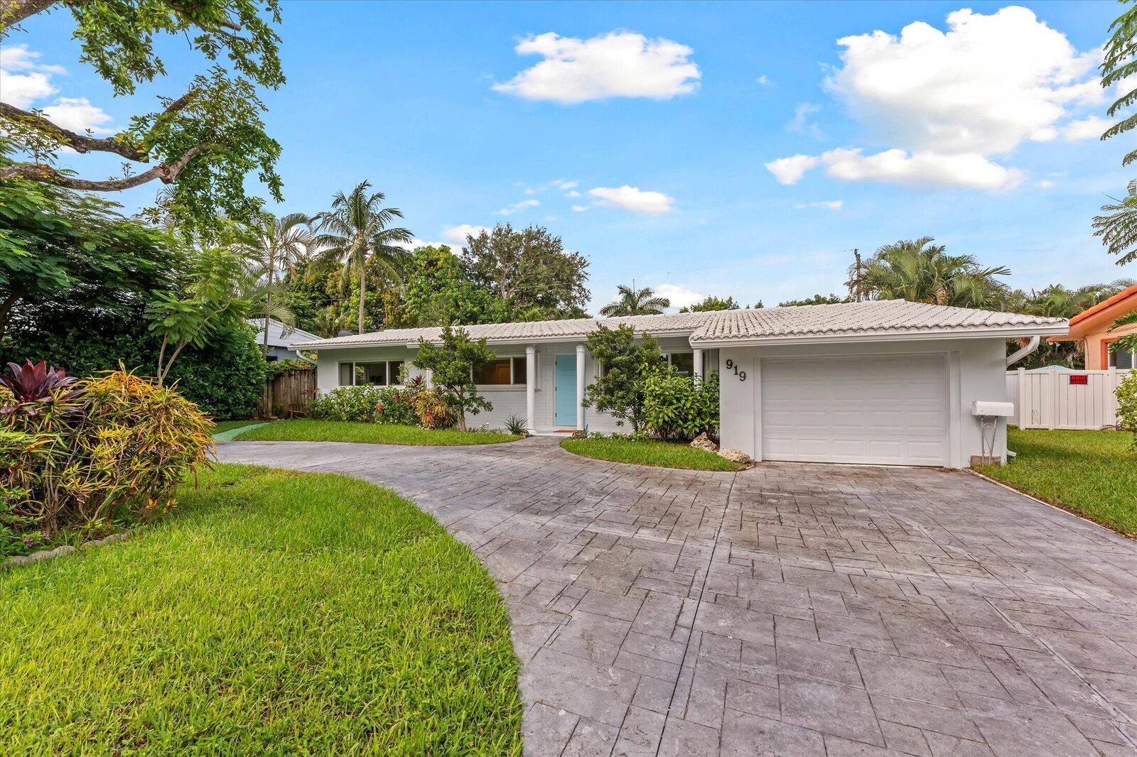 Property Photo:  919 NE 26th Avenue  FL 33062 