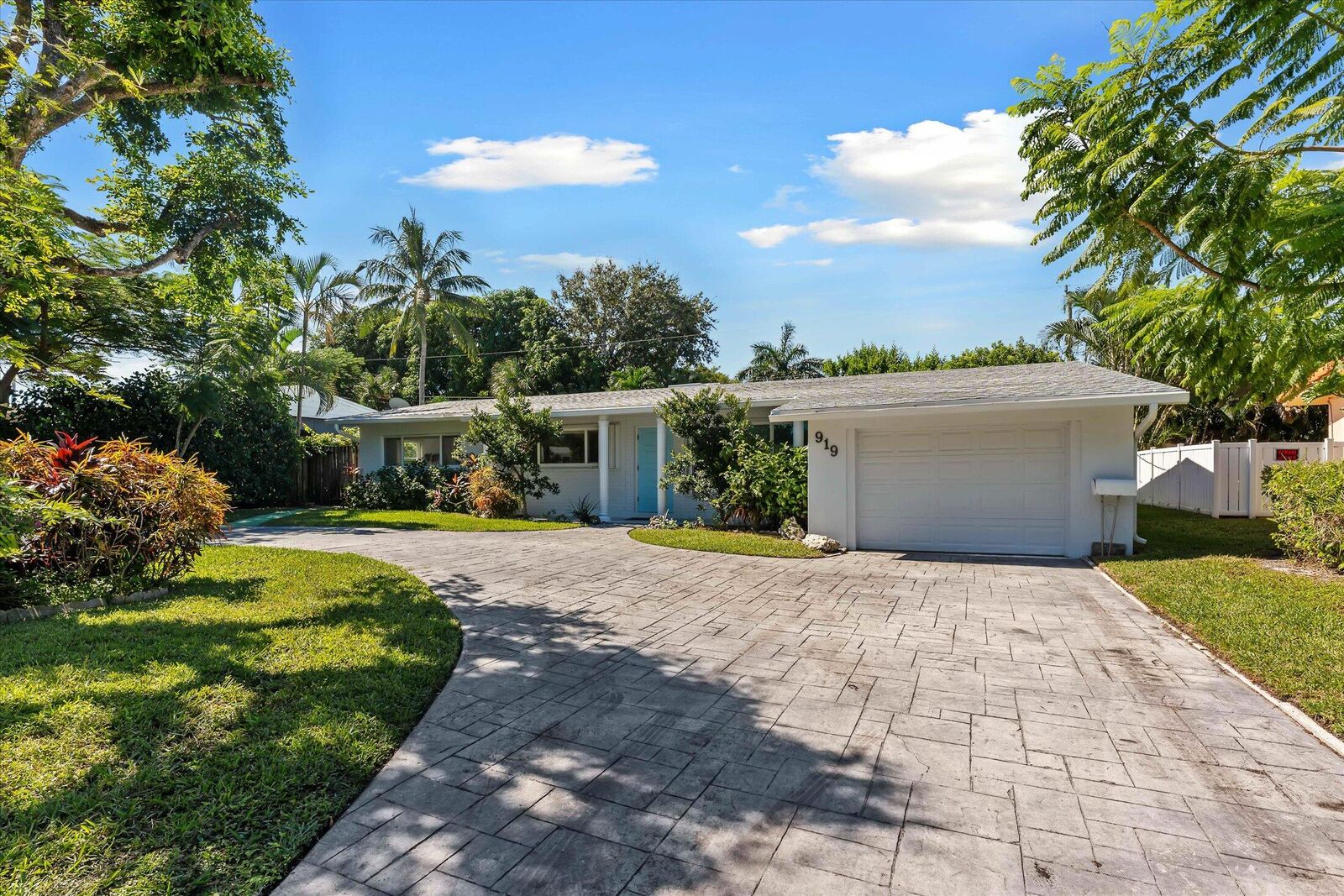 Property Photo:  919 NE 26th Avenue  FL 33062 