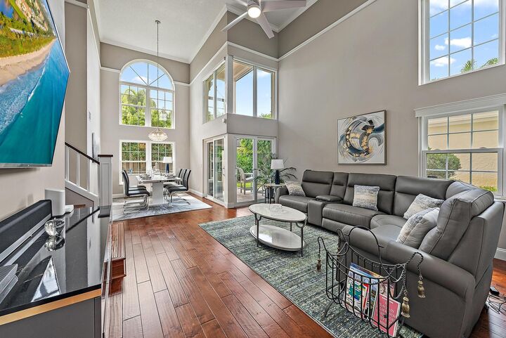 Property Photo: 17 Commodore Place FL 33418