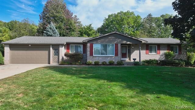 Property Photo:  5204 Applewood Drive  MI 48433 