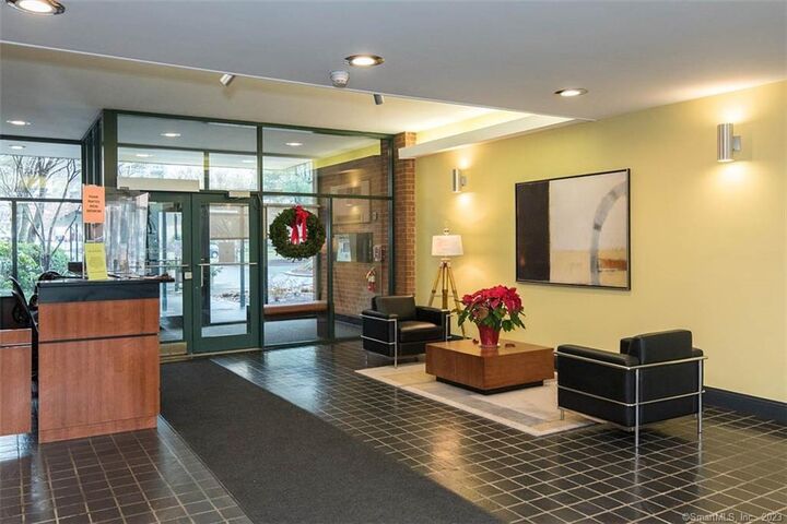 Property Photo:  31 Woodland Street 4G  CT 06105 
