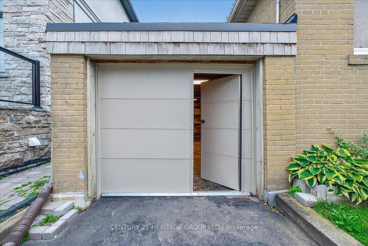 Property Photo:  39 Reiner Road Lower  ON M3H 2L3 