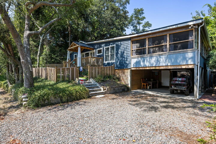 Property Photo:  212 E Hudson Avenue  SC 29439 