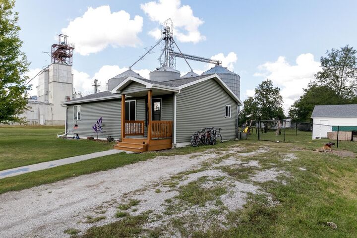Property Photo:  211 2nd Street  IA 50105