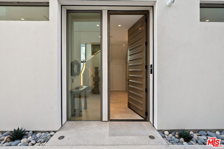 Property Photo: 938 Palisades Beach Rd CA 90403