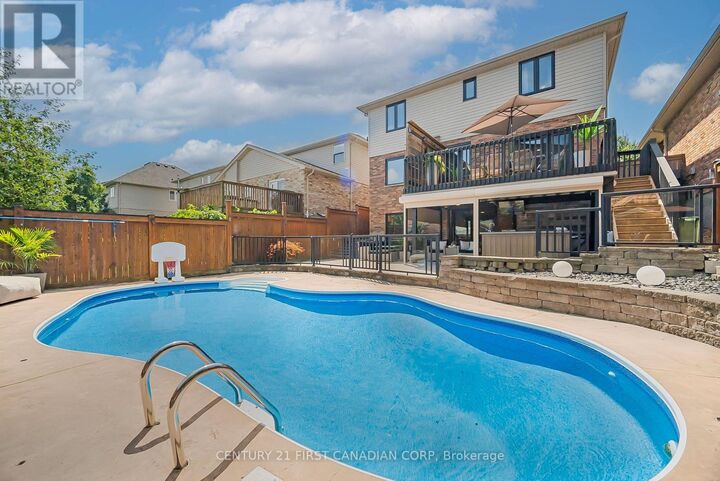 Photo de la propriété:  688 Clearwater Crescent  ON N5X 4J7 