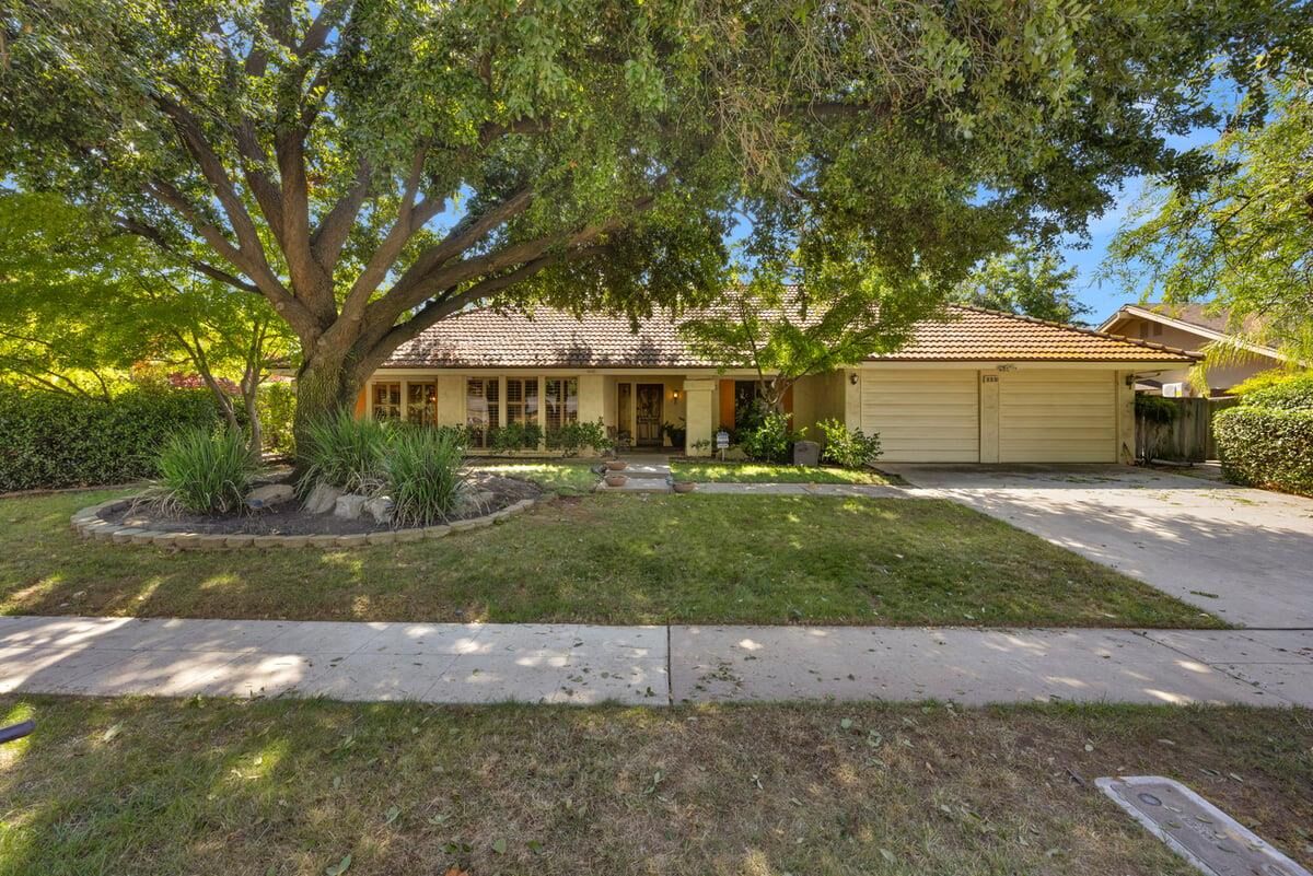 Property Photo:  355 E Everglade Avenue  CA 93720