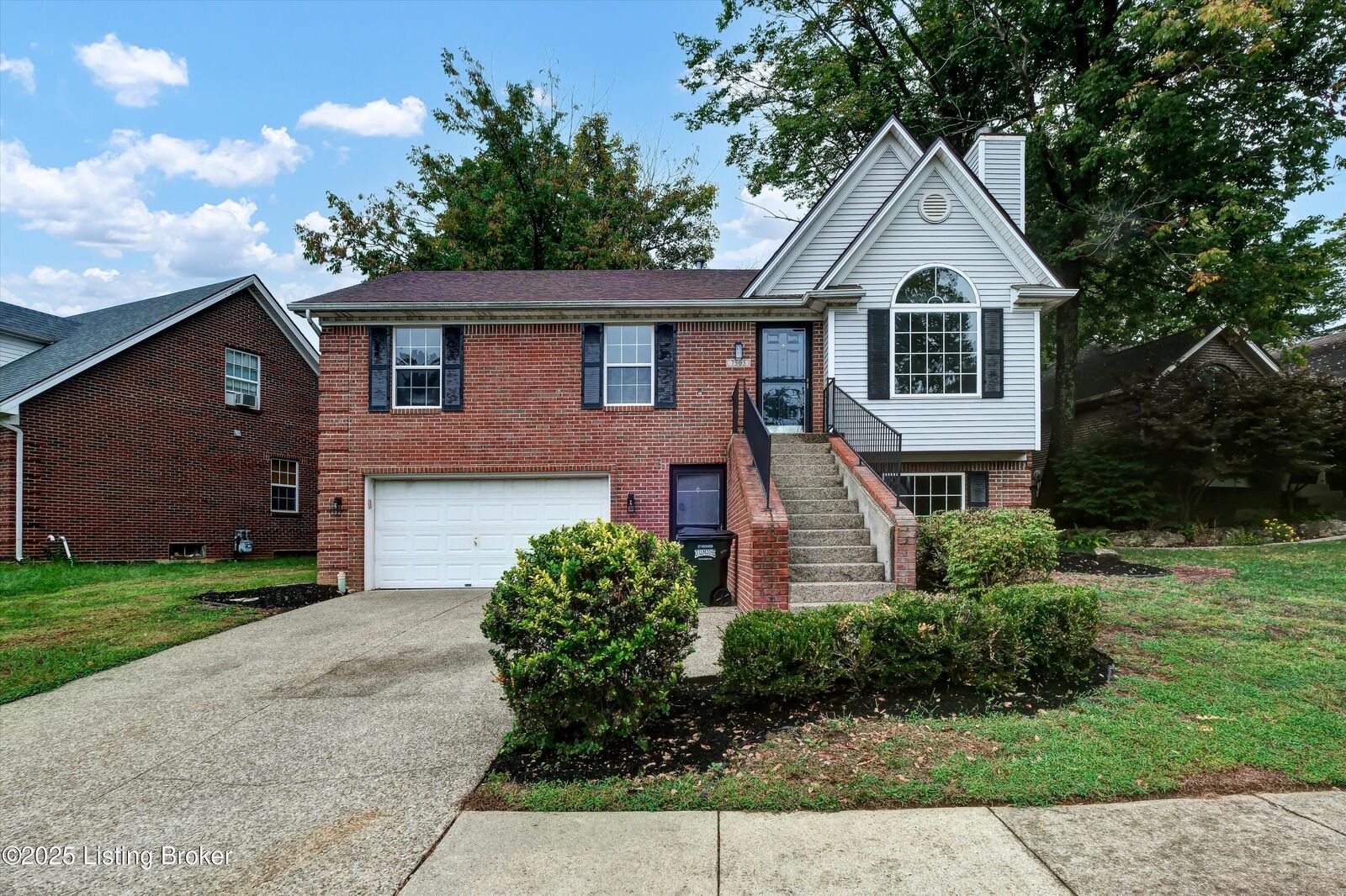 Property Photo:  7505 Astrid Way  KY 40228