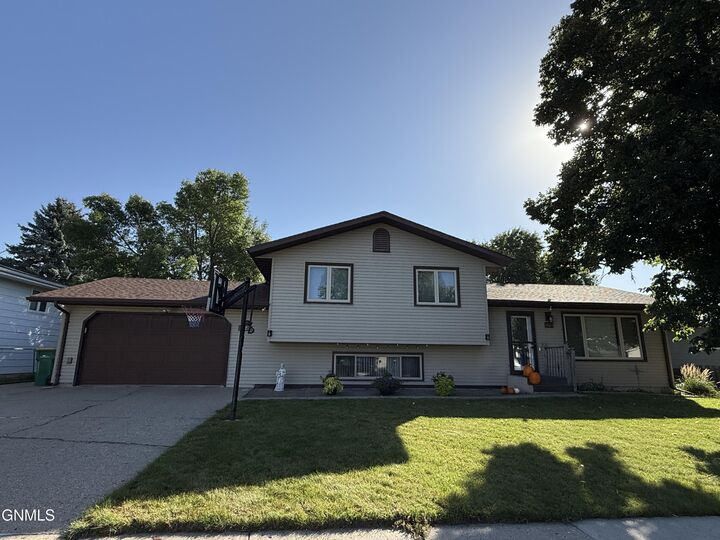 1227 Portland Drive  Bismarck ND 58504 photo