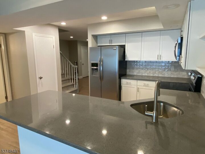 Property Photo:  4 Wendover Court  NJ 07921 