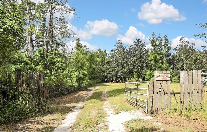 Property Photo: 2842 Cr 756 FL 33597