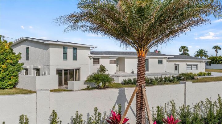 Property Photo:  102 East Circle  FL 32169 