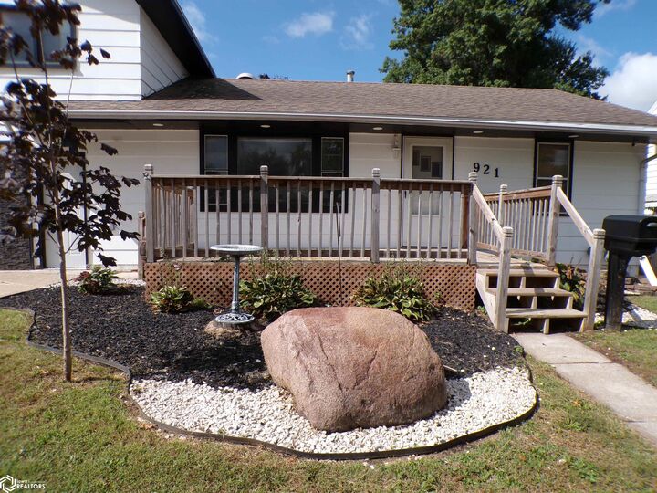 Property Photo:  921 S 10th Avenue  IA 50158