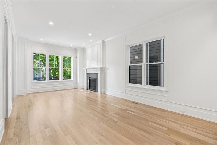 Property Photo: 1932 W Wolfram Street IL 60657