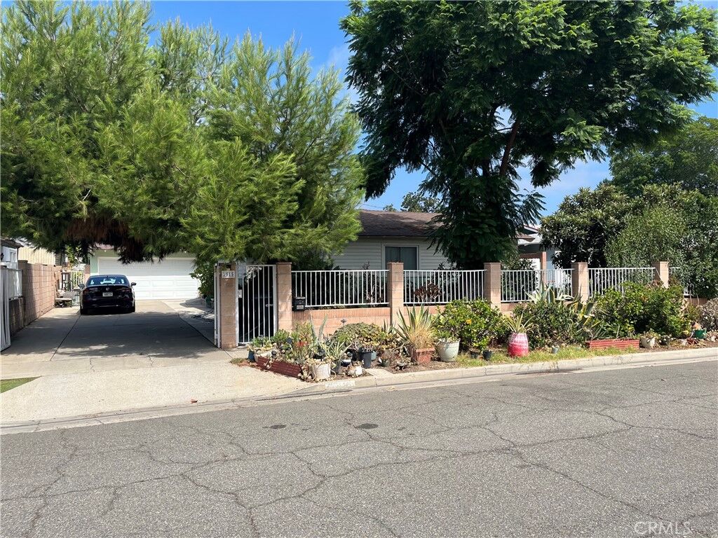 Property Photo:  2515 E Orange Grove Ave  CA 92867 