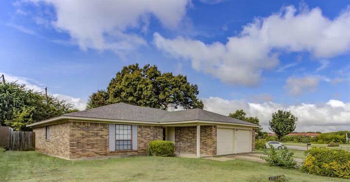 Property Photo: 3753 Misty Meadow Drive TX 76133