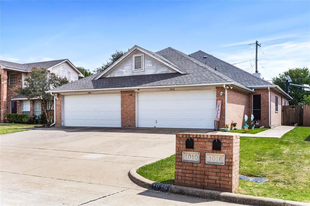 Property Photo: 1016 Brenner Court TX 76017