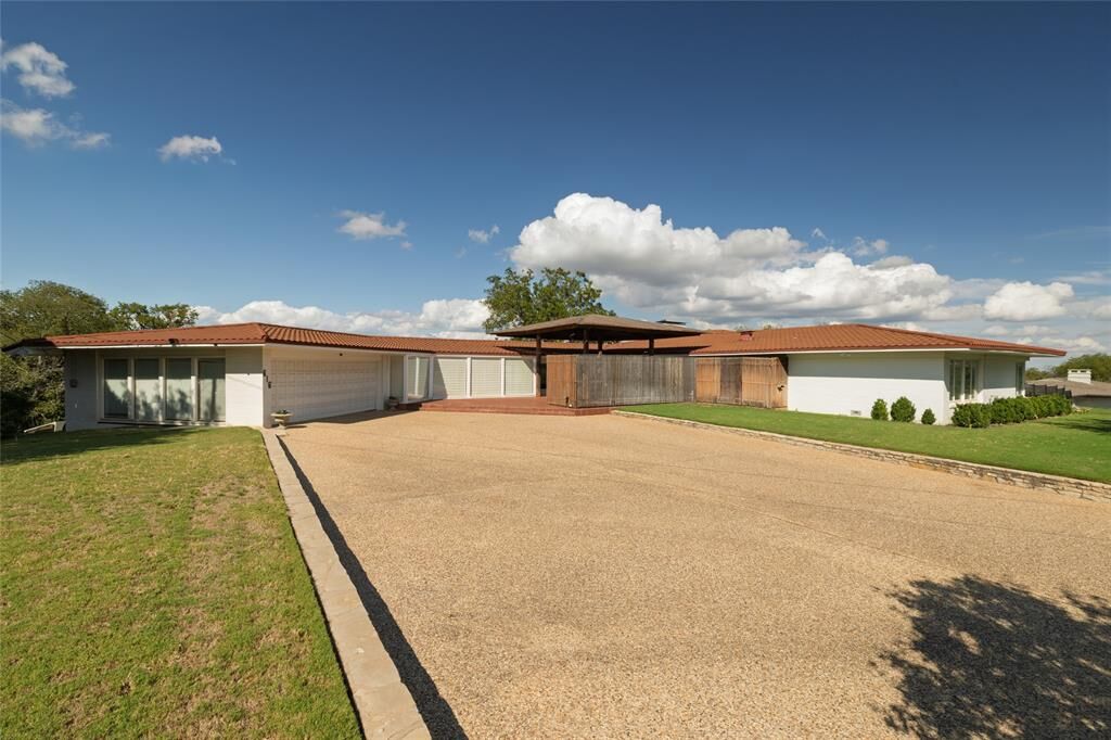Property Photo: 616 W Baylor Street TX 76086