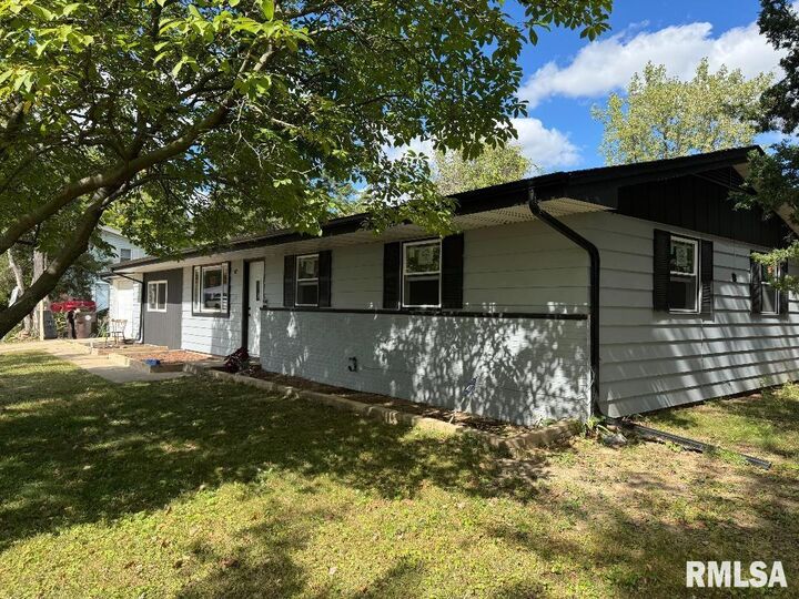 Property Photo:  2135 W Orlando Drive  IL 61614 