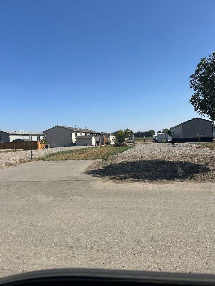 2044 Sunflower Crescent — photo 1