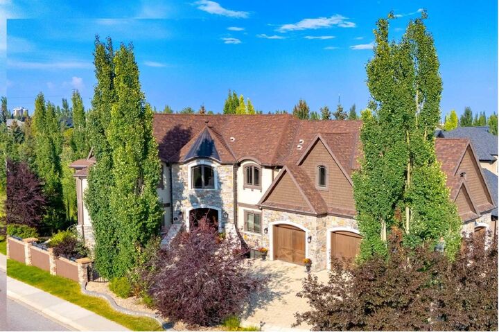 Property Photo:  4 Aspen Ridge Bay SW  AB T3H 5M3 