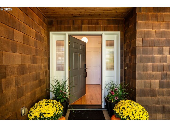 Property Photo:  1209 NW Summit Ave  OR 97210 