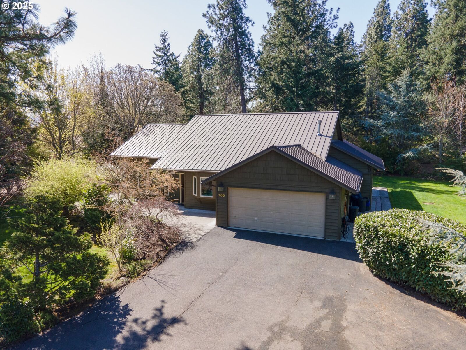 Property Photo:  700 Country Club Rd  OR 97031 