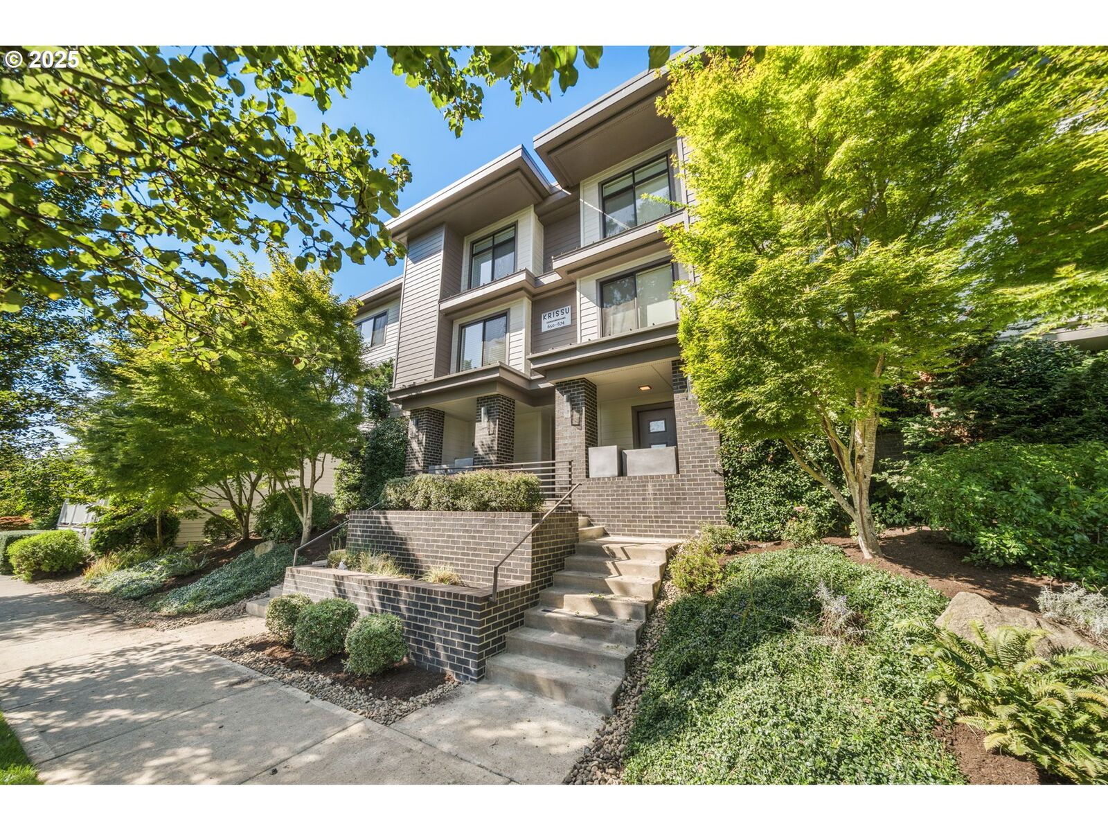 Property Photo:  672 1st St  OR 97034 