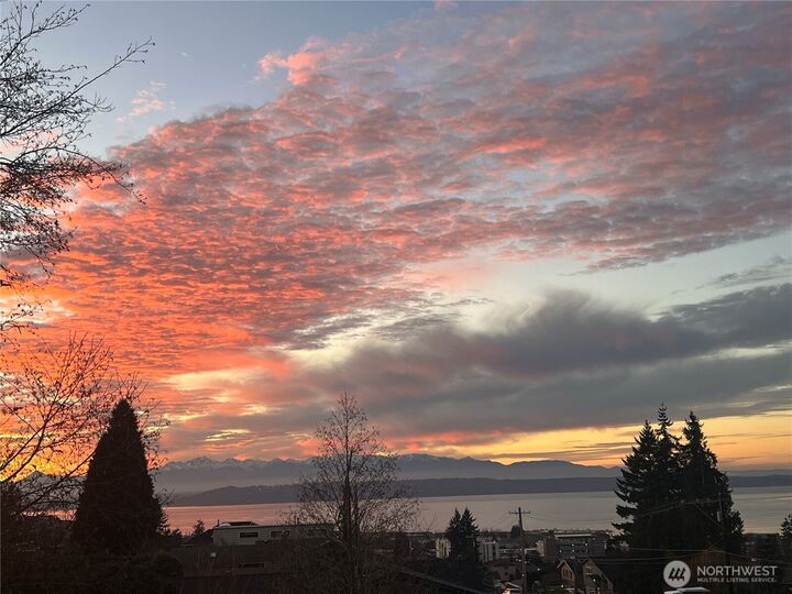 Property Photo:  816  Walnut Street  WA 98020 