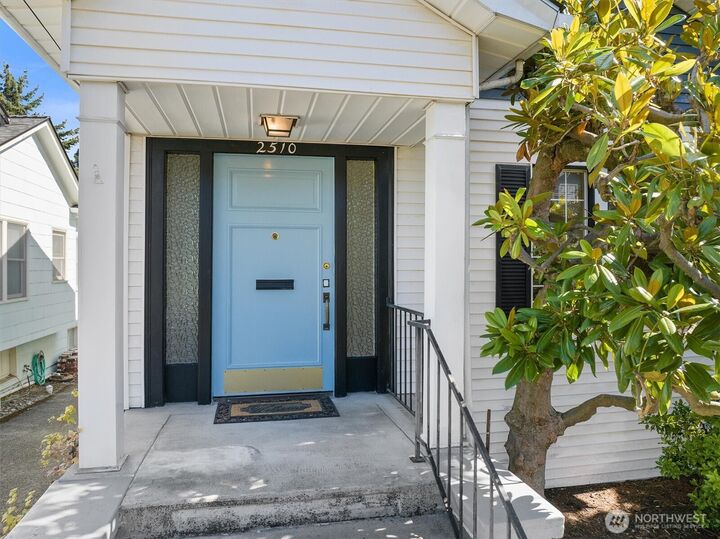 Property Photo: 2510 4th Avenue W WA 98119