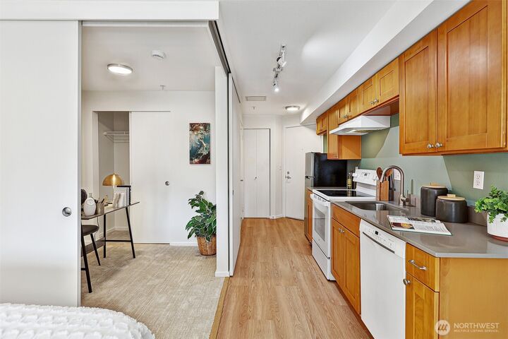 Property Photo: 425 Vine Street 626 WA 98121