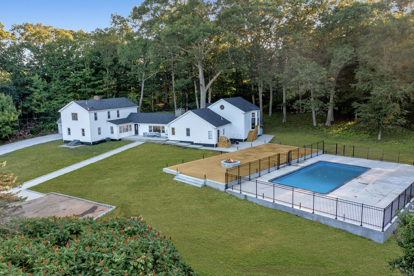 Property Photo:  16 Yankee Peddler Path  CT 06443 
