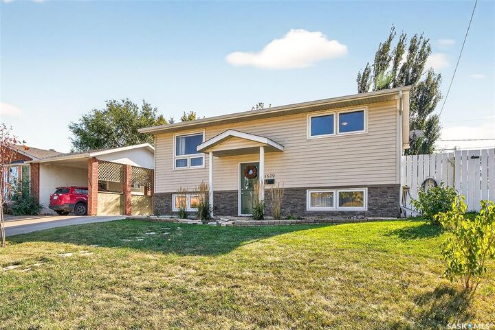 Property Photo:  1519 Grandview Street W  SK S6H 6R4 