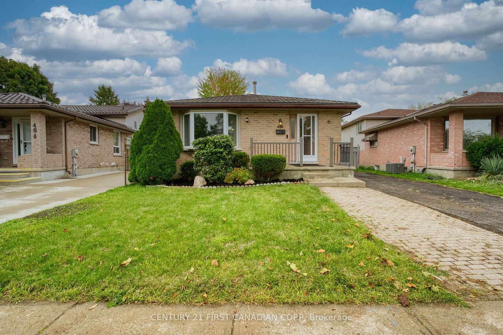 Property Photo:  400 Barker Street  ON N5Y 5G6 