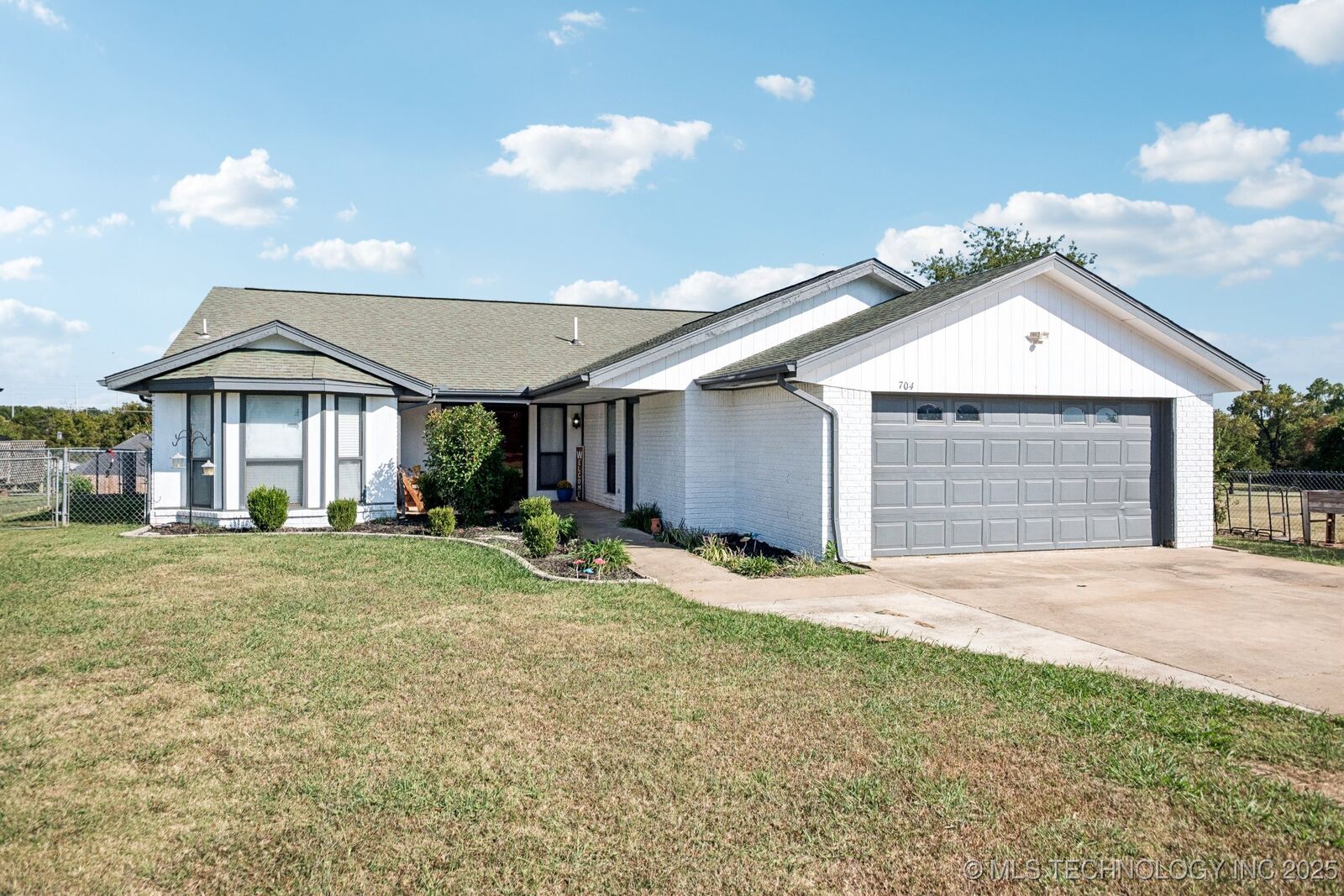 Property Photo:  704 S Timberridge Drive  OK 74023 