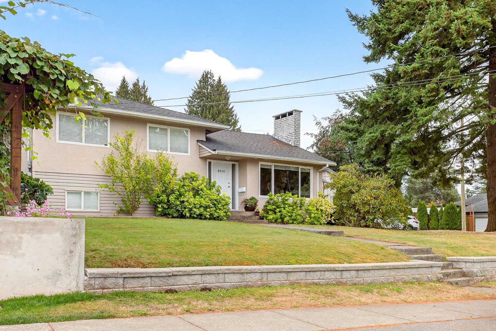 Photo de la propriété:  8816 Russell Drive  BC V4C 4P7 