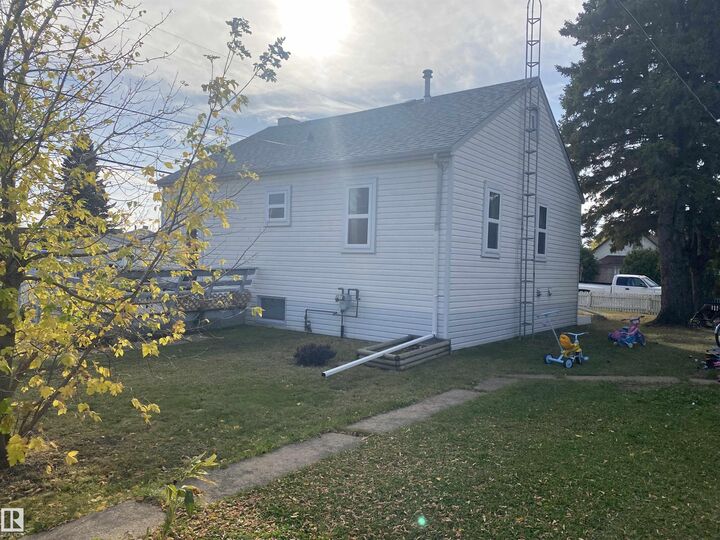 Photo de la propriété:  5501 49A Street  AB T9C 1K4 