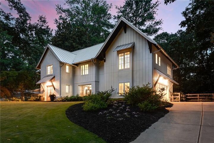 Property Photo: 700 Edgewater Trail GA 30328
