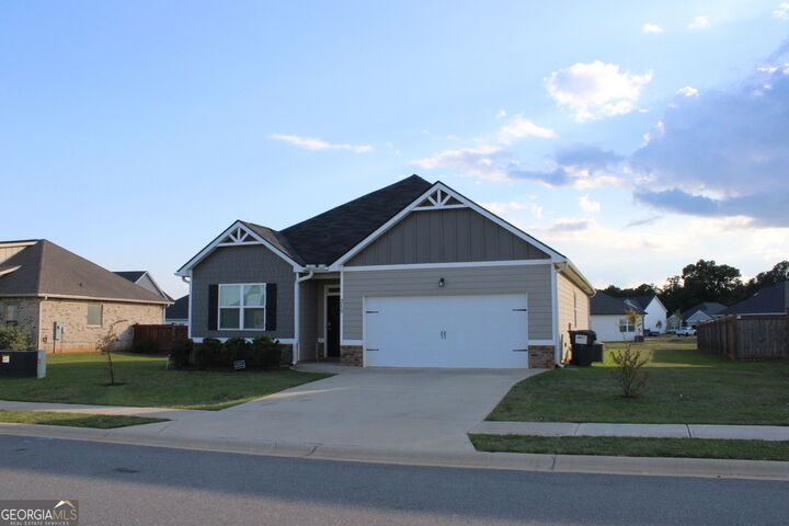 Property Photo:  215 Barnyard Way  GA 31069 