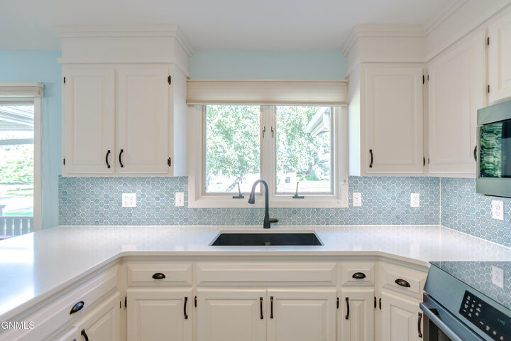 Property Photo:  213 Redstone Drive  ND 58503 