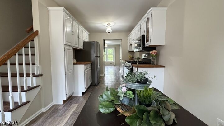 Property Photo: 5 Colonial Ct NJ 08829