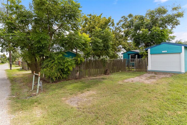 Property Photo:  1318 W 5th Street  TX 77541 