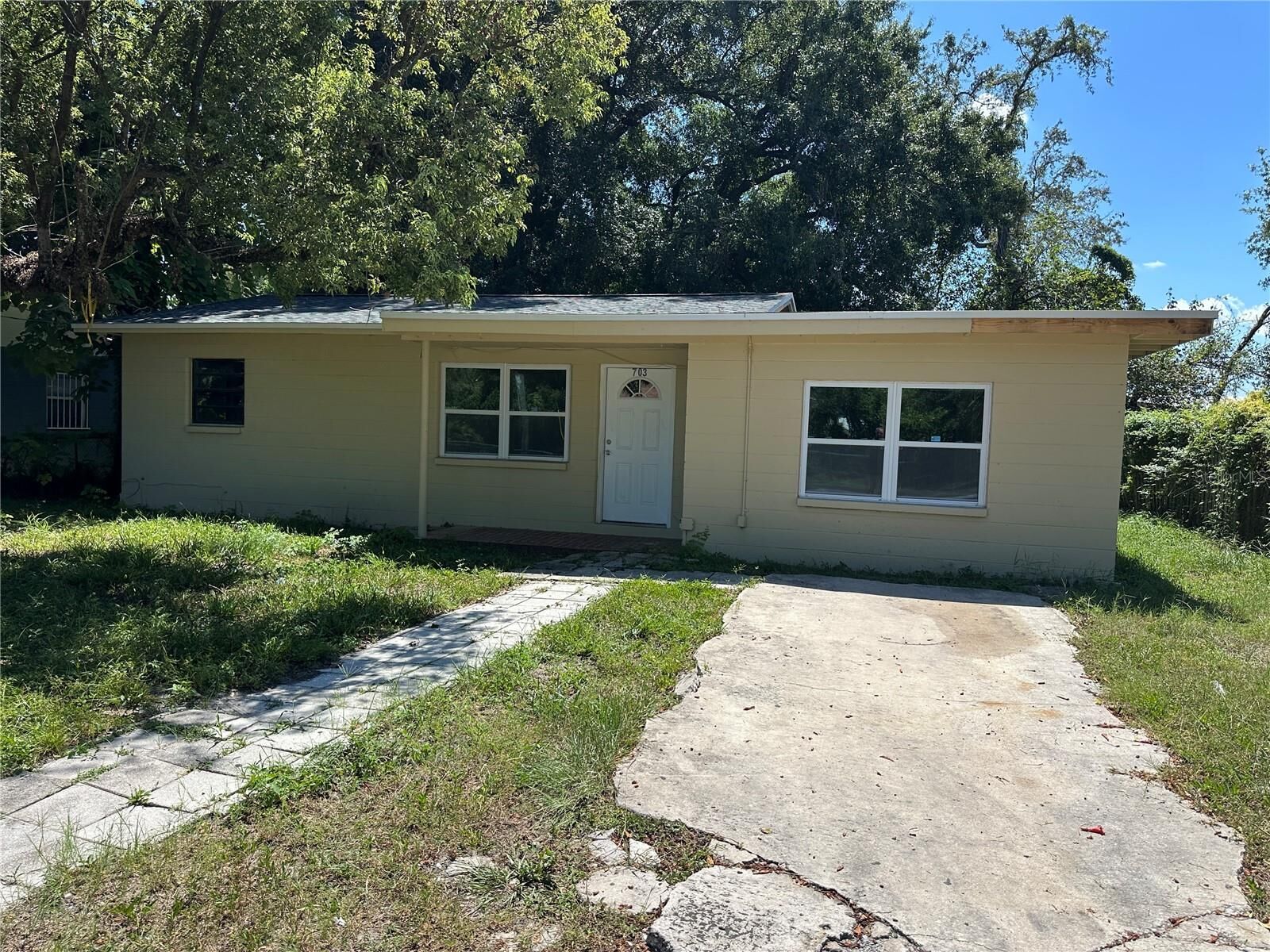 Property Photo:  703 S Castle Court  FL 33612 