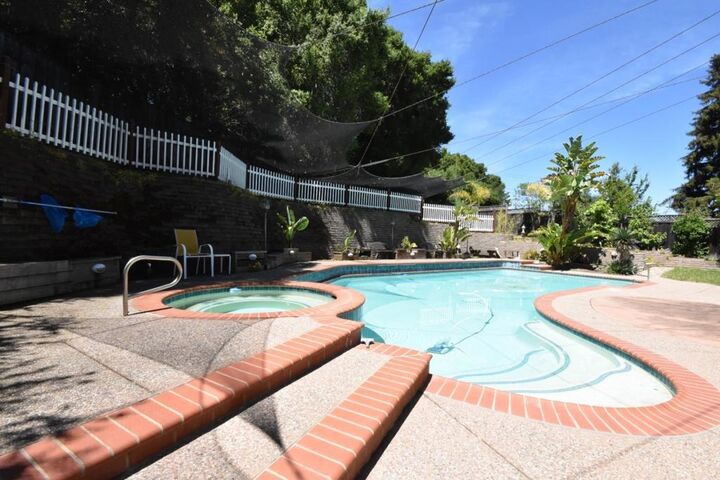 Property Photo:  