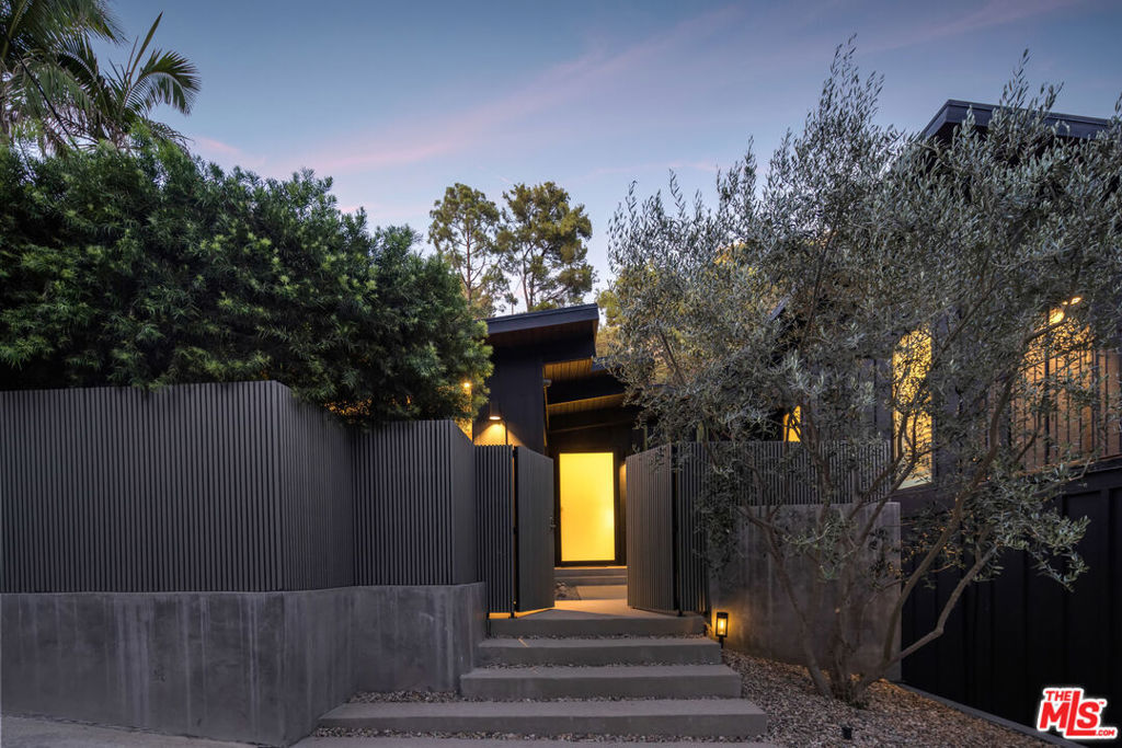 Property Photo:  2538 Greenvalley Road  CA 90046 